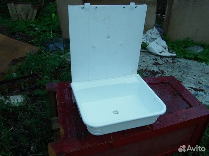 Стенка с раковиной для крепления рукомойника