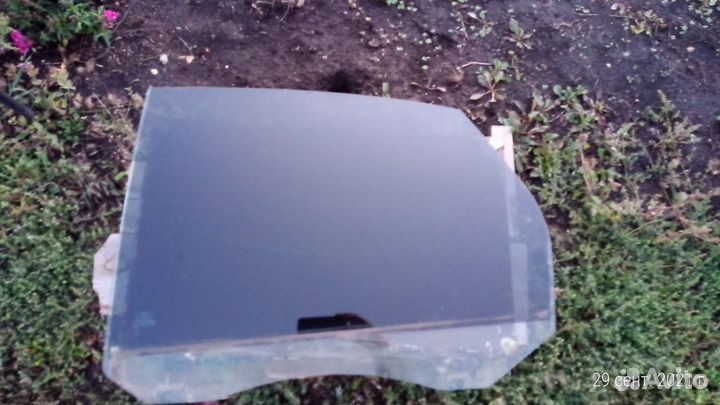 Стекло заднее левое
