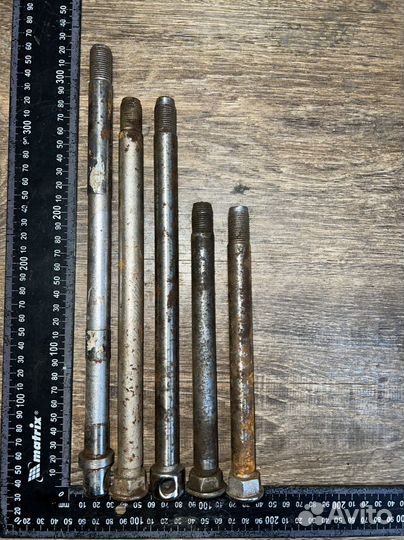 Ось переднего колеса от мотороллера