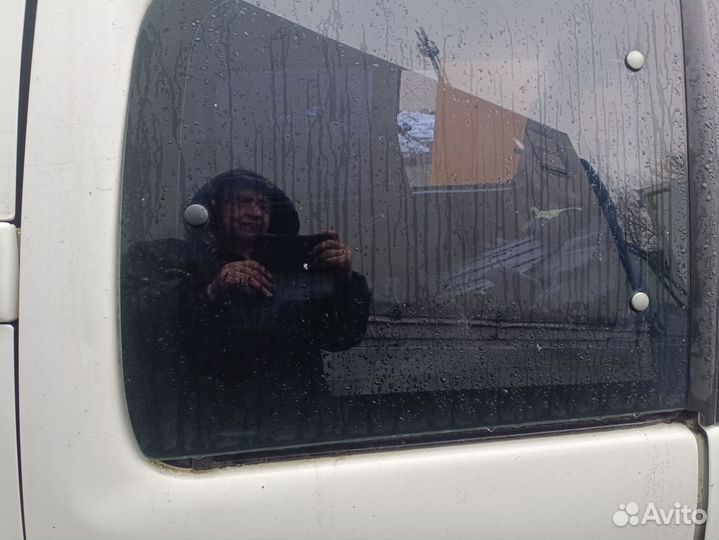 Заднее правое стекло Peugeot Partner