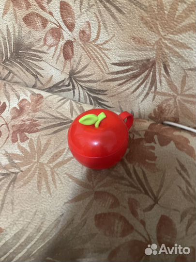 Пластмасовая кружка с крышкой в виде яблоко