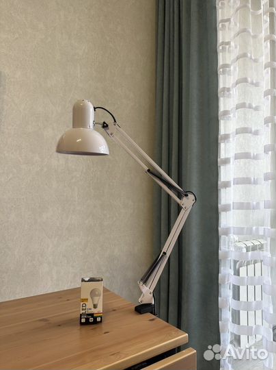 Лампа настольная белая новая с лампочкой