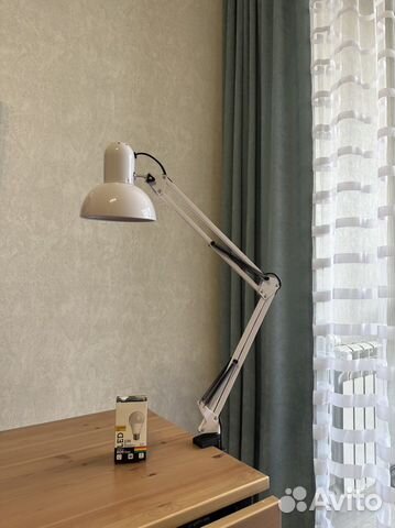 Лампа настольная белая новая с лампочкой