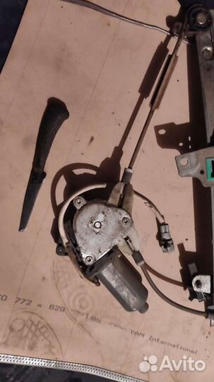 Стекло подъемник с мотором Bosch левый/задний