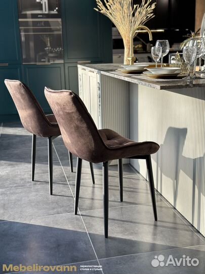 Мягкие велюровые стулья со спинкой