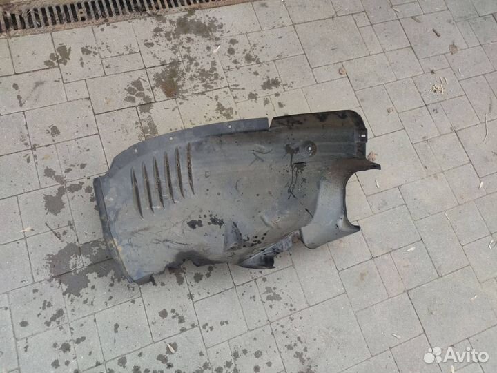 Передняя часть подкрылка переднего левого