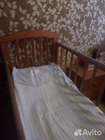 Детская кроватка с поперечным маятником