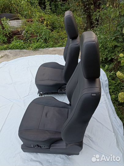 Передние сиденья для Mitsubishi pajero IV
