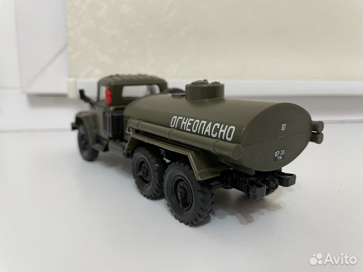 Модель автомобиля ЗИЛ 131 топливозаправщик