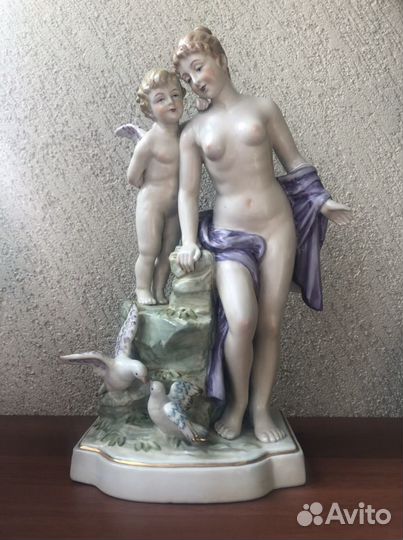 Фарфоровая статуэтка