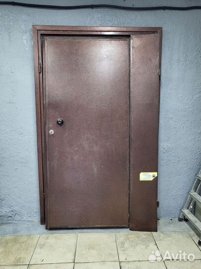 Двустворчатая металлические входная дверь
