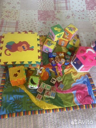 Игрушки и коврик