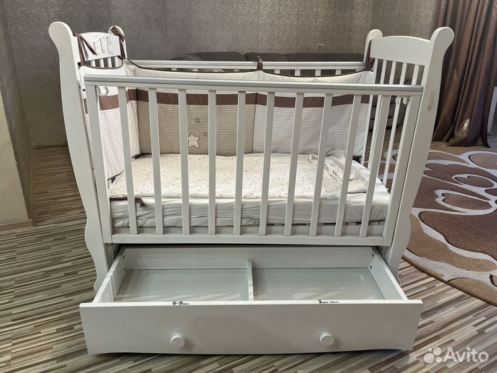 Детская кровать с маятником и ящиком