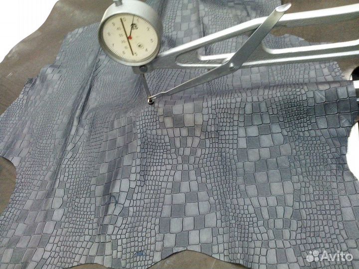 Тонкая кожа с тиснением, укреплен тканью