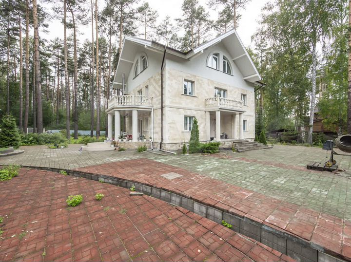 Коттедж 300 м² на участке 15 сот.