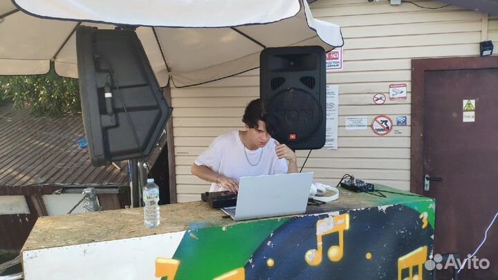 Диджей с профессиональным оборудованием