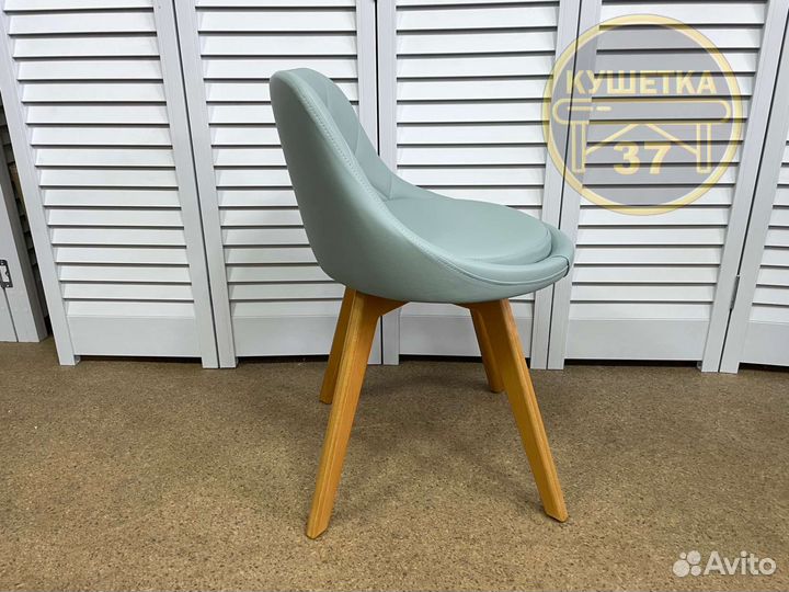 Стул на деревянных ножках