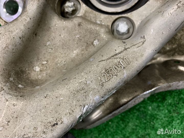 Поворотный кулак передний правый Mercedes-Benz