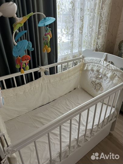 Детская кроватка с маятником