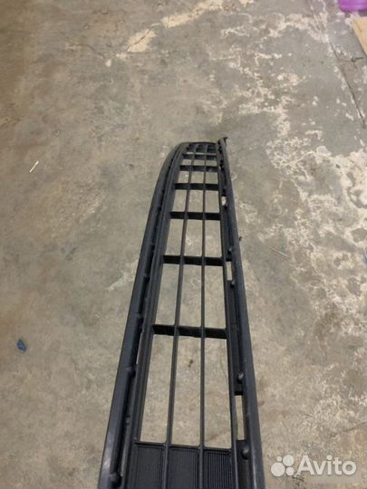 Решетка в бампер центральная Toyota Rav4