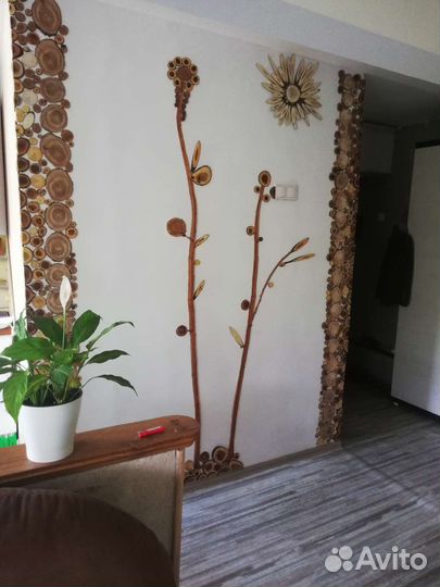 Панно из спилов дерева в интерьере