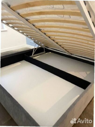 Кровать двуспальная с подъемным механизмом