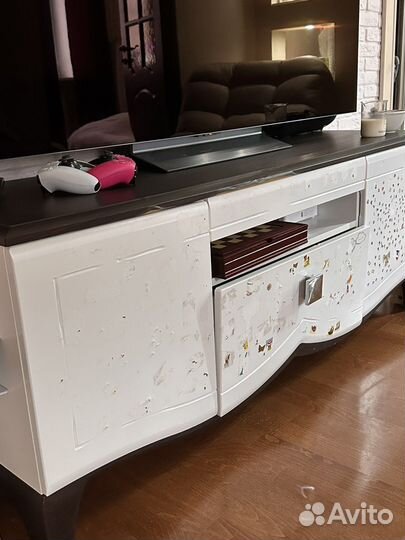 Тумбочка под телевизор белая