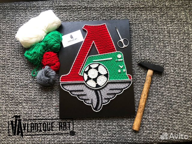 Эмблема из гвоздей и нитей фк «Локомотив»