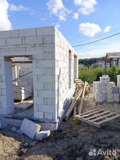 Бригада строителей каменщики