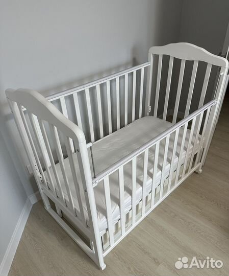 Детская кроватка с маятником и ящиком