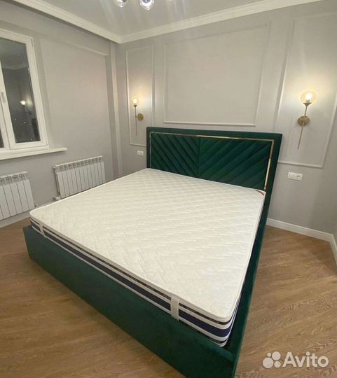 Белая кровать