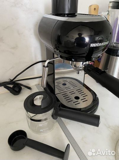 Кофеварка рожковая Redmond