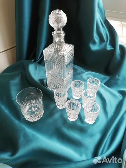 Графины с рюмками, стаканами и с гербом РФ