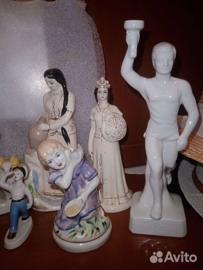 Статуэтка фарфоровая (Девушка с кувшином)