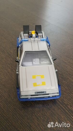 Модель Делореан (DeLorean) DMC-12