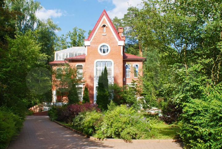 Дом 975 м² на участке 32,2 сот.