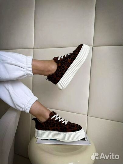 Женские кроссовки