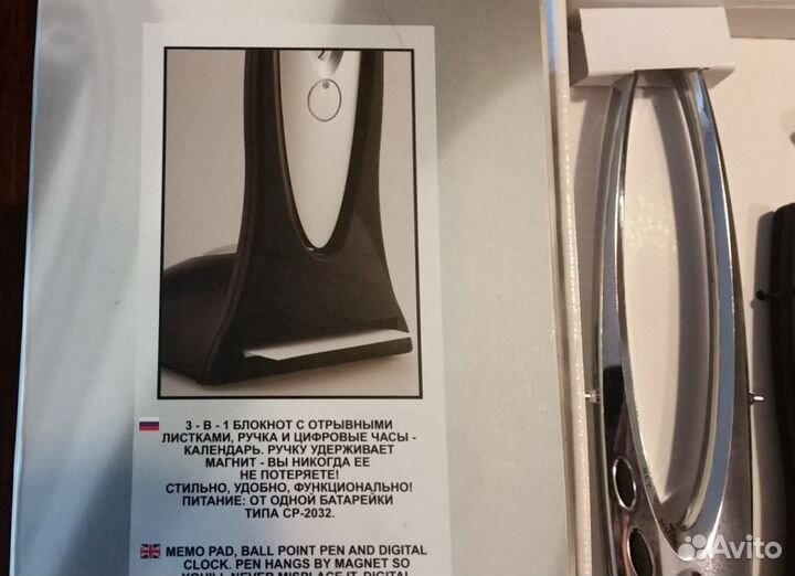 Ручка с часами и карманом для бумаг на подставке