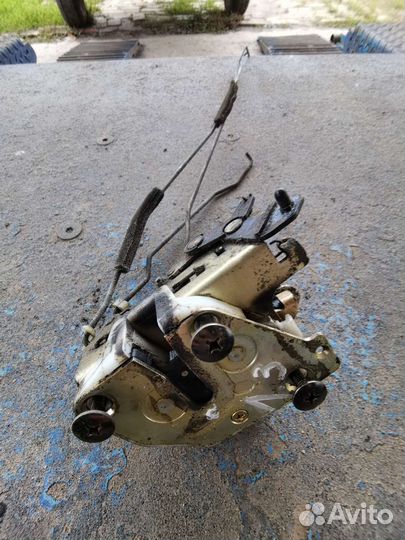 Замок двери задний левый kia clarus 2