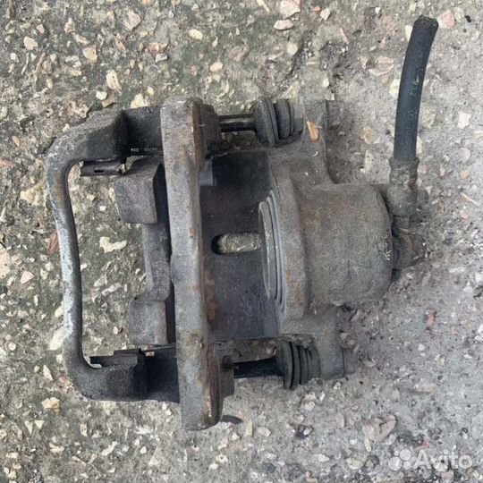 Суппорт передний левый Geely Mk седан 5A-FE 2008