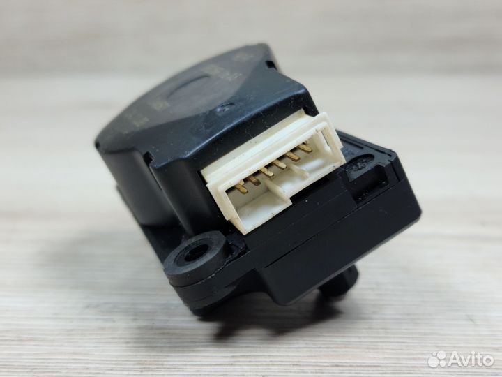 Моторчик заслонки отопителя Пежо Ситроен Рено