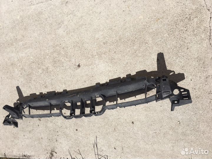 Кронштейн решетки радиатора Audi A3 8V