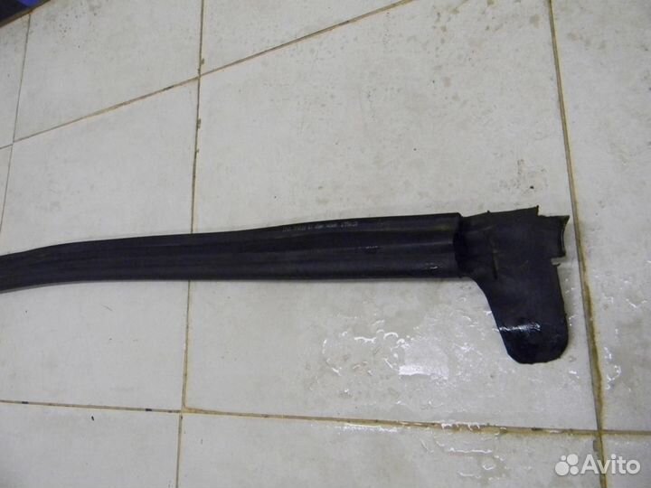 Уплотнитель капота Duster 2012