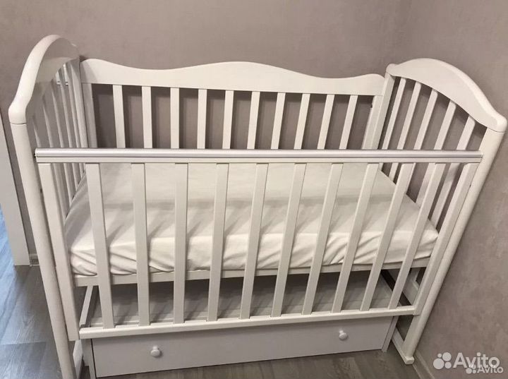 Детская кроватка с маятником