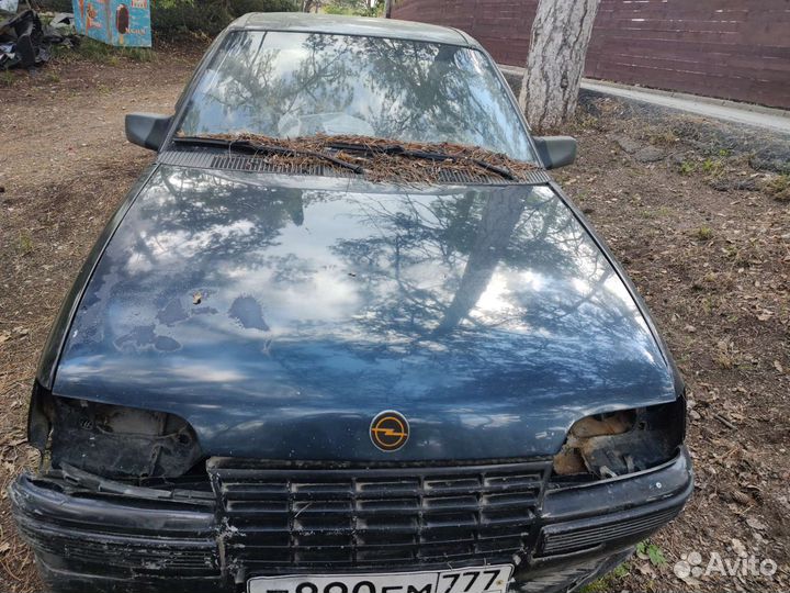 Opel kadett капот
