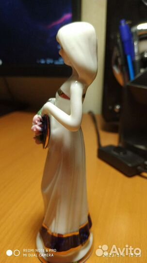 Фарфоровая статуэтка