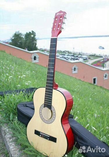Гитара натурального цвета