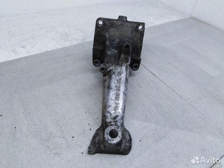 Кронштейн двигателя