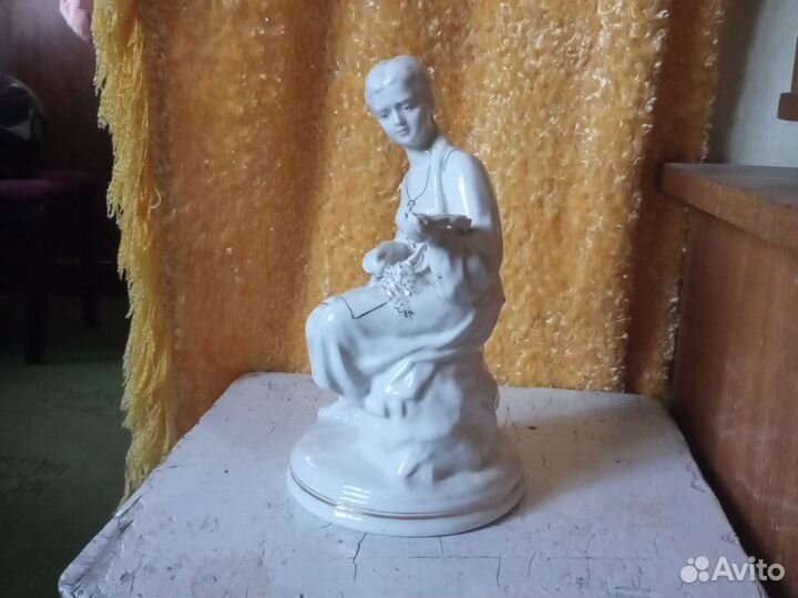 Статуэтка фарфор девушка