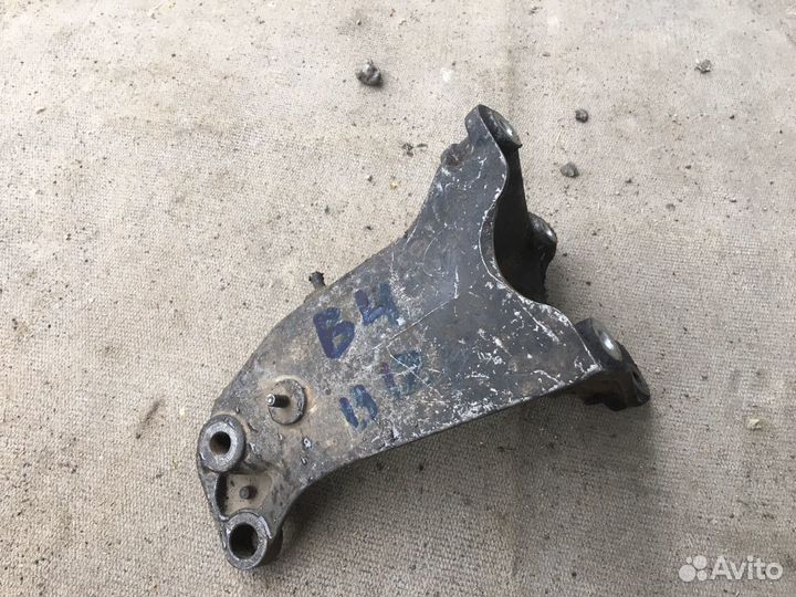 Кронштейн двигателя правый Фольксваген пассат б4